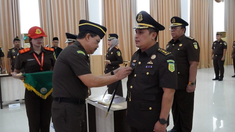 Kajati Kepri Lantik 6 Pejabat Baru, Tekankan Profesionalisme dan Integritas.