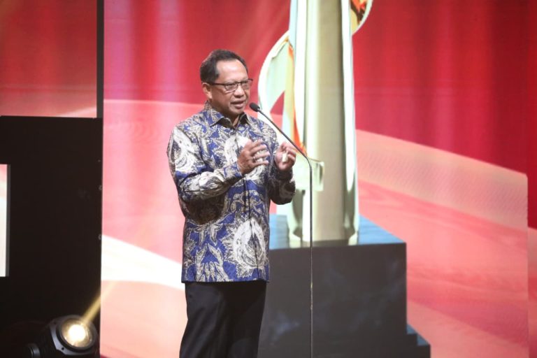 Mampu Jaga Sinergi Pusat-Daerah, Mendagri Tito Raih Penghargaan Pemimpin Luar Biasa “Indonesia Kita Awards