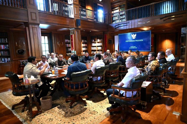 Presiden Prabowo Subianto mengadakan pertemuan dengan Sejumlah Anggota kabinet Merah Putih kediamannya