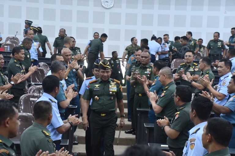 Panglima TNI Berikan Kuliah Umum kepada 111 Pasis Sesko TNI dan Resmikan Lapangan Olahraga Sesko TNI