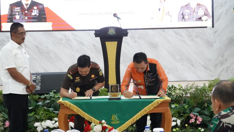 Kajati Kepri dan Gubernur Kepri Teken MoU Pidana Kerja Sosial Berdasarkan KUHP Nasional