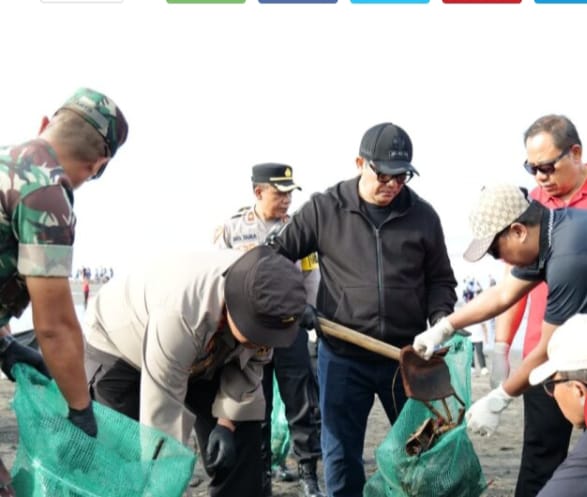 Bupati Tabanan Pimpin Aksi Bersih bersih di Pantai Yeh Gangga