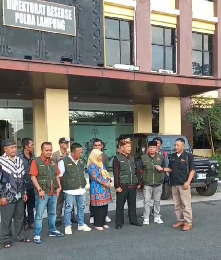 Sejumlah perwakilan Angkatan Muda Badik Lampung mendatangi Direktorat Reserse Kriminal Umum Polda Lampung